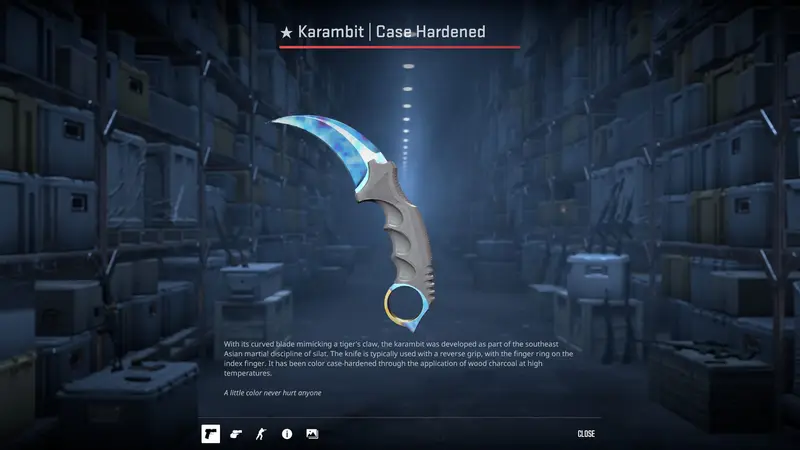 Karambit | Case Hardened Blue Gem #387 Skin in Factory New, auf einer dunklen Oberfläche liegend